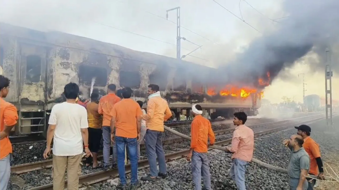 राजधानी एक्सप्रेस के बी-1 कोच में लगी आग और मौके पर मौजूद राहत टीम राजधानी एक्सप्रेस के बी-1 कोच में लगी आग और मौके पर मौजूद राहत टीम