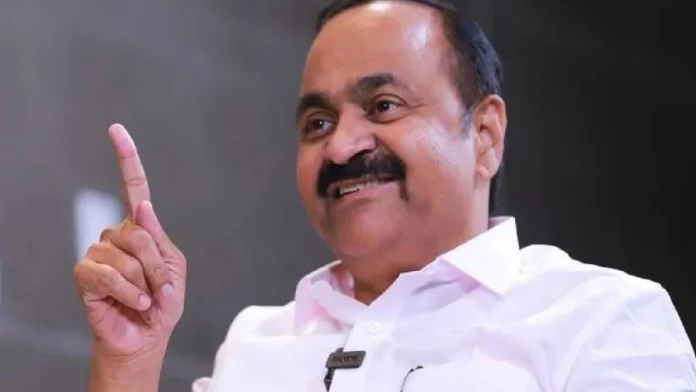 केरल के मुख्यमंत्री पद की शपथ लेते वीडी सतीशन केरल के मुख्यमंत्री पद की शपथ लेते वीडी सतीशन