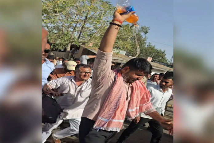 बाड़मेर कलेक्ट्रेट परिसर में प्रदर्शन के दौरान शिव विधायक रविंद्र सिंह भाटी