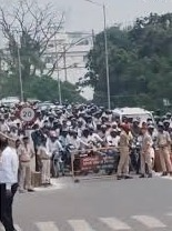 बिहार में VIP मूवमेंट के विरोध में सड़क पर फंसे वाहन और हॉर्न बजाती जनता बिहार में VIP मूवमेंट के विरोध में सड़क पर फंसे वाहन और हॉर्न बजाती जनता