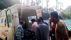 चमोली के देवाल क्षेत्र में दुर्घटनाग्रस्त एंबुलेंस को खाई से निकालते राहतकर्मी। चमोली के देवाल क्षेत्र में दुर्घटनाग्रस्त एंबुलेंस को खाई से निकालते राहतकर्मी।