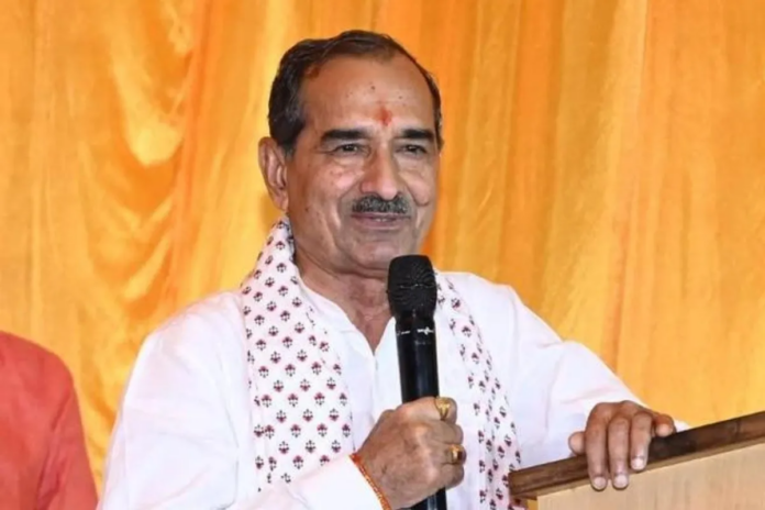मदन राठौड़ के विरोध प्रदर्शन के बाद प्रशासनिक कार्रवाई का दृश्य मदन राठौड़ के विरोध प्रदर्शन के बाद प्रशासनिक कार्रवाई का दृश्य