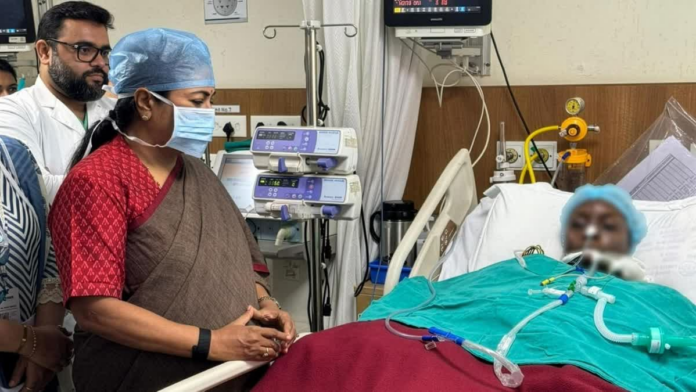 अस्पताल में अग्निकांड पीड़ितों से मुलाकात करतीं मुख्यमंत्री रेखा गुप्ता अस्पताल में अग्निकांड पीड़ितों से मुलाकात करतीं मुख्यमंत्री रेखा गुप्ता