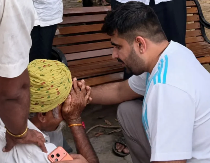 बाड़मेर जिला अस्पताल में मृतक श्रमिक के परिजनों से मिलते विधायक रविंद्र सिंह भाटी बाड़मेर जिला अस्पताल में मृतक श्रमिक के परिजनों से मिलते विधायक रविंद्र सिंह भाटी