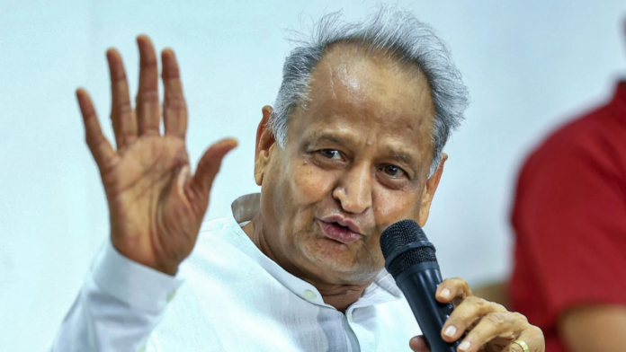 कांग्रेस नेता अशोक गहलोत मीडिया से बातचीत करते हुए