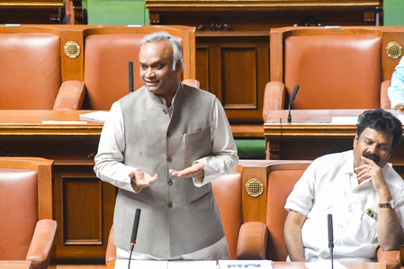 नाबालिगों को शराब बिक्री रोकने के लिए प्रियंक खड़गे द्वारा जारी निर्देश नाबालिगों को शराब बिक्री रोकने के लिए प्रियंक खड़गे द्वारा जारी निर्देश