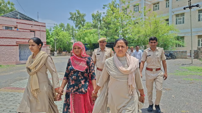 बाड़मेर हत्याकांड में आरोपी पत्नी और प्रेमी गिरफ्तार बाड़मेर हत्याकांड में आरोपी पत्नी और प्रेमी गिरफ्तार