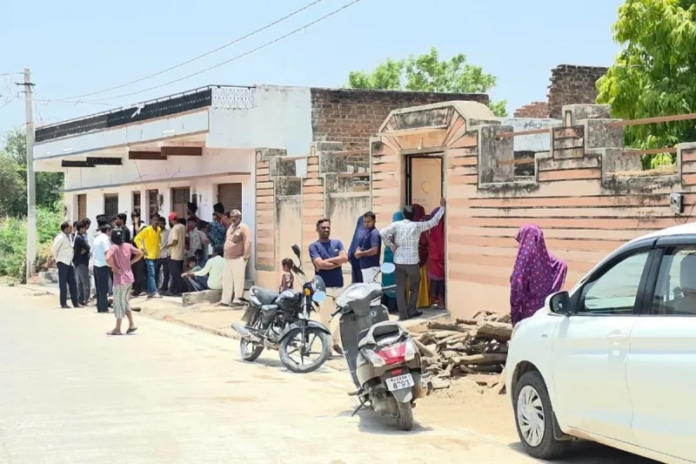 सिरोही के आमलारी गांव में युवक की हत्या के बाद प्रदर्शन सिरोही के आमलारी गांव में युवक की हत्या के बाद प्रदर्शन
