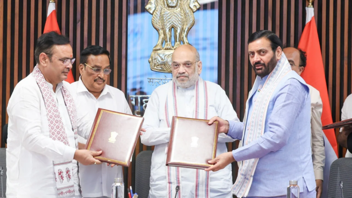 यमुना जल समझौते पर हस्ताक्षर के दौरान मौजूद केंद्रीय और राज्य सरकार के प्रतिनिधि यमुना जल समझौते पर हस्ताक्षर के दौरान मौजूद केंद्रीय और राज्य सरकार के प्रतिनिधि
