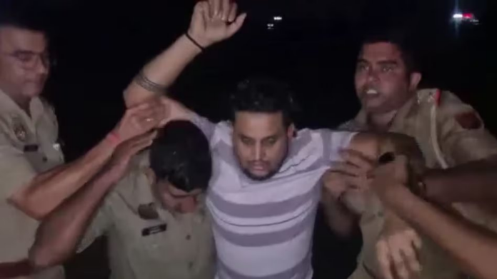 पुलिस मुठभेड़ के बाद गिरफ्तार आरोपी को पकड़कर ले जाते पुलिसकर्मी पुलिस मुठभेड़ के बाद गिरफ्तार आरोपी को पकड़कर ले जाते पुलिसकर्मी