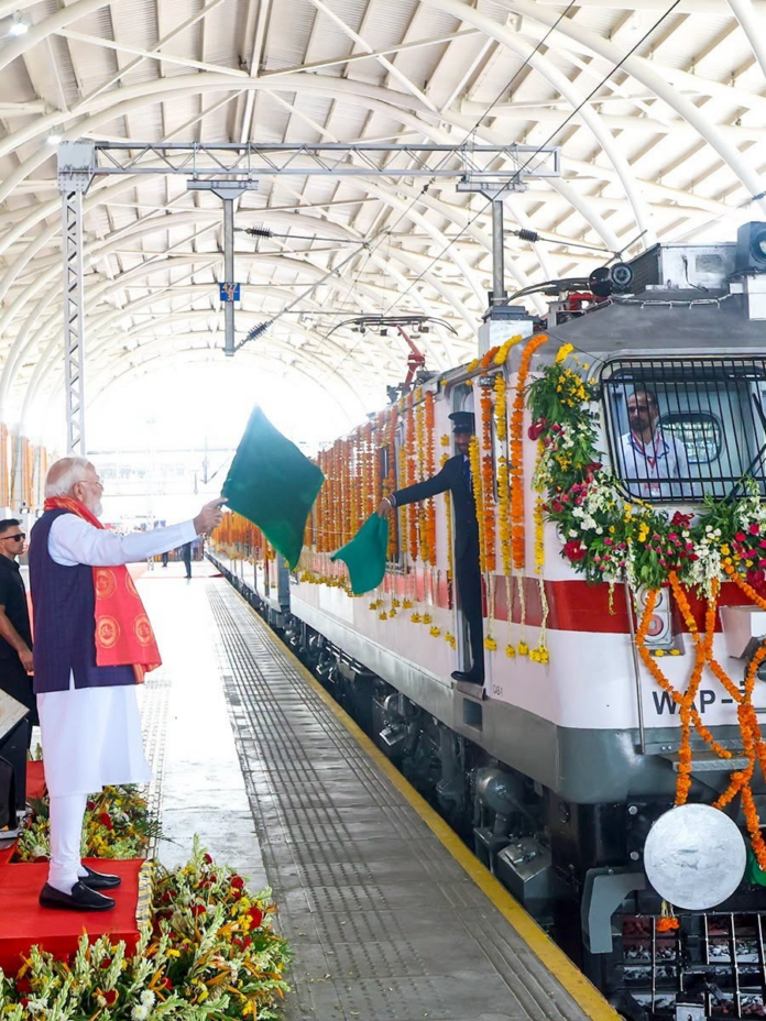 हरियाणा के जींद से रवाना हुई भारत की पहली हाइड्रोजन ट्रेन