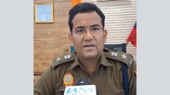 संसद मार्च के दौरान महिला को थप्पड़ मारने के आरोप में विवादों में आए दिल्ली पुलिस अधिकारी संसद मार्च के दौरान महिला को थप्पड़ मारने के आरोप में विवादों में आए दिल्ली पुलिस अधिकारी