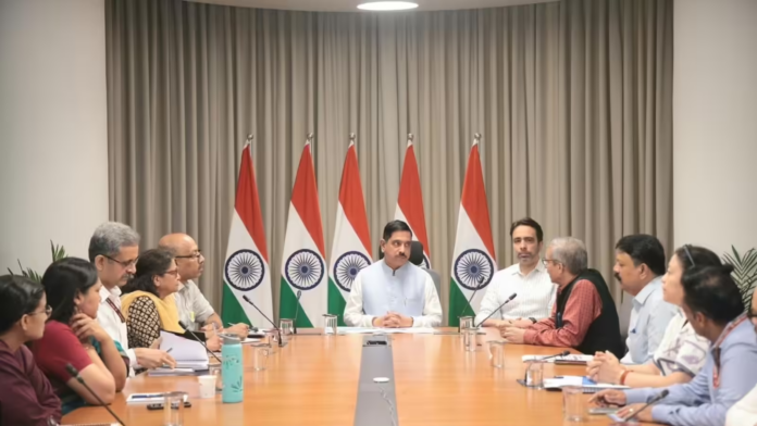 शिक्षा मंत्रालय का कार्यभार संभालने के बाद वरिष्ठ अधिकारियों के साथ बैठक करते प्रह्लाद जोशी शिक्षा मंत्रालय का कार्यभार संभालने के बाद वरिष्ठ अधिकारियों के साथ बैठक करते प्रह्लाद जोशी