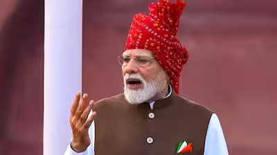 स्वतंत्रता दिवस पर लाल किले में बंधेज पगड़ी पहने प्रधानमंत्री नरेंद्र मोदी स्वतंत्रता दिवस पर लाल किले में बंधेज पगड़ी पहने प्रधानमंत्री नरेंद्र मोदी