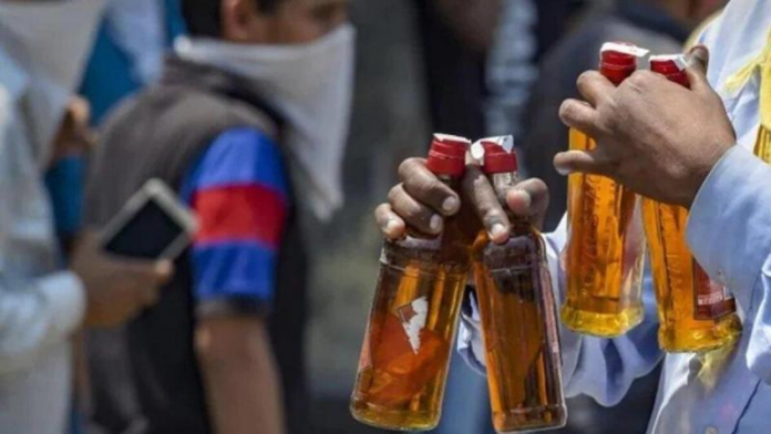 भावनगर में जहरीली शराब पीने से बीमार मरीजों का अस्पताल में इलाज