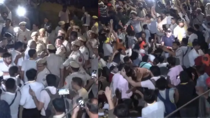 दिल्ली के जंतर-मंतर पर आरक्षण व्यवस्था के विरोध में प्रदर्शन और पुलिस कार्रवाई