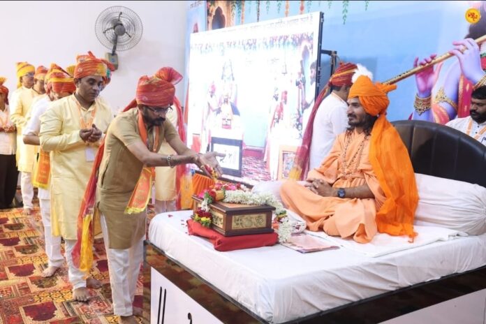बेंगलूरु के माहेश्वरी भवन में आयोजित श्रीमद्भागवत कथा के तीसरे दिन कथावाचक संत कृपाराम का प्रवचन सुनते श्रद्धालु बेंगलूरु के माहेश्वरी भवन में आयोजित श्रीमद्भागवत कथा के तीसरे दिन कथावाचक संत कृपाराम का प्रवचन सुनते श्रद्धालु