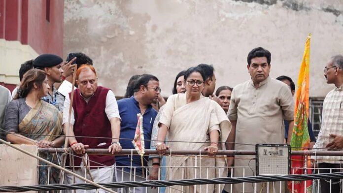 दिल्ली के सत्य निकेतन में बिल्डिंग गिरने के बाद रेस्क्यू ऑपरेशन और पुलिस कार्रवाई दिल्ली के सत्य निकेतन में बिल्डिंग गिरने के बाद रेस्क्यू ऑपरेशन और पुलिस कार्रवाई