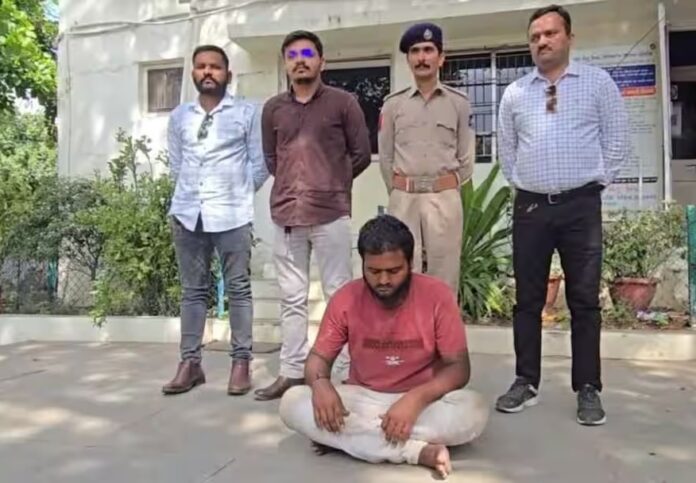 भावनगर ST बस स्टैंड पर महिला की हत्या के आरोपी फैसल से पुलिस द्वारा घटनास्थल का रीकंस्ट्रक्शन कराने की तस्वीर