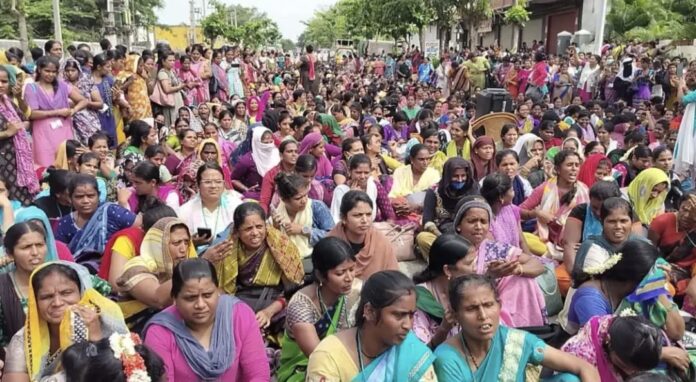 मंड्या के गजलगेरे औद्योगिक क्षेत्र में PF निकासी नियमों के विरोध में प्रदर्शन करते फैक्टरी श्रमिक