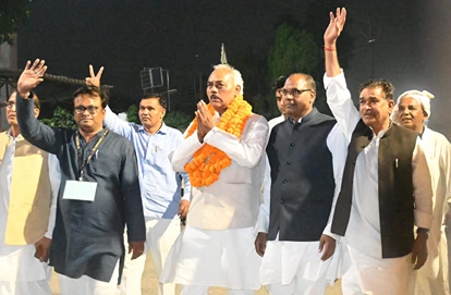वाराणसी शिक्षक एमएलसी चुनाव में जीत के बाद सपा प्रत्याशी लाल बिहारी यादव और भाजपा प्रत्याशी प्रमोद मिश्रा के चुनाव परिणाम वाराणसी शिक्षक एमएलसी चुनाव में जीत के बाद सपा प्रत्याशी लाल बिहारी यादव और भाजपा प्रत्याशी प्रमोद मिश्रा के चुनाव परिणाम