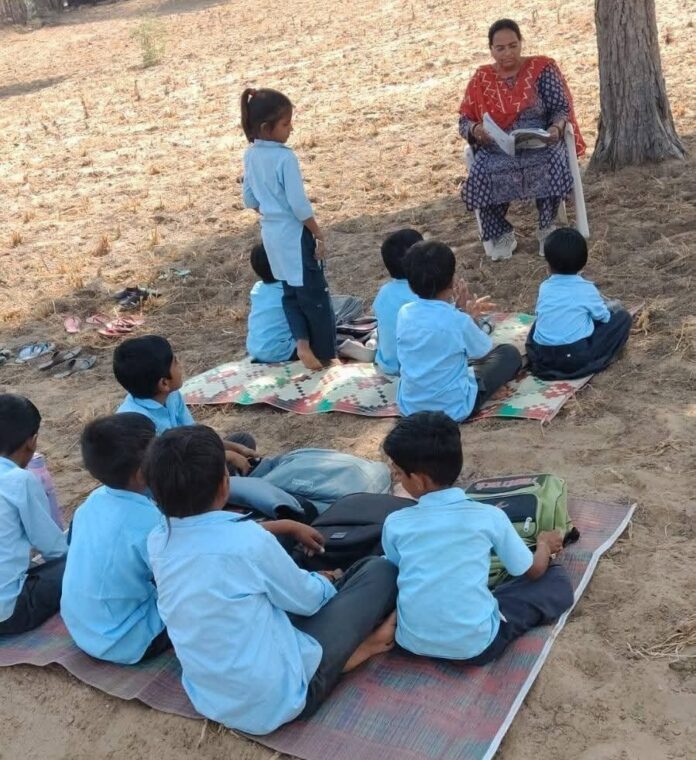 राजस्थान: कालूड़ी गांव में खुले आसमान के नीचे पढ़ रहे कक्षा 1 से 5 तक के बच्चे राजस्थान: कालूड़ी गांव में खुले आसमान के नीचे पढ़ रहे कक्षा 1 से 5 तक के बच्चे